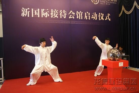 圖為南通運(yùn)杰龍馨園會(huì)館啟動(dòng)活動(dòng)現(xiàn)場(chǎng) 圖為南通運(yùn)杰龍馨園會(huì)館啟動(dòng)活動(dòng)現(xiàn)場(chǎng)